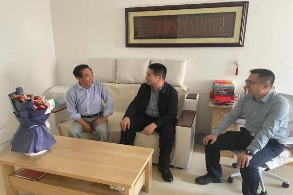 我校开展庆祝中华人民共和国成立75周年走访慰问活动