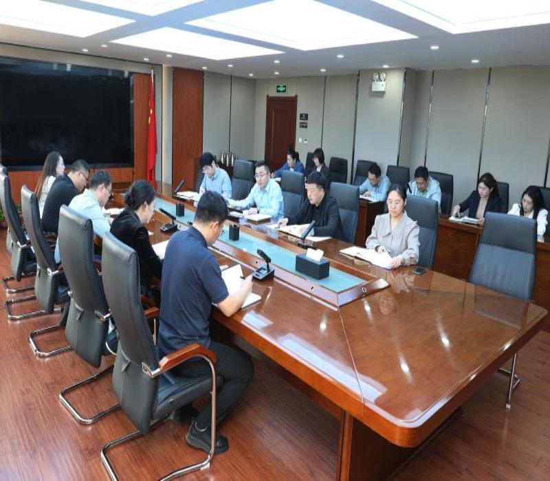 学校召开青年理论学习小组集中学习会